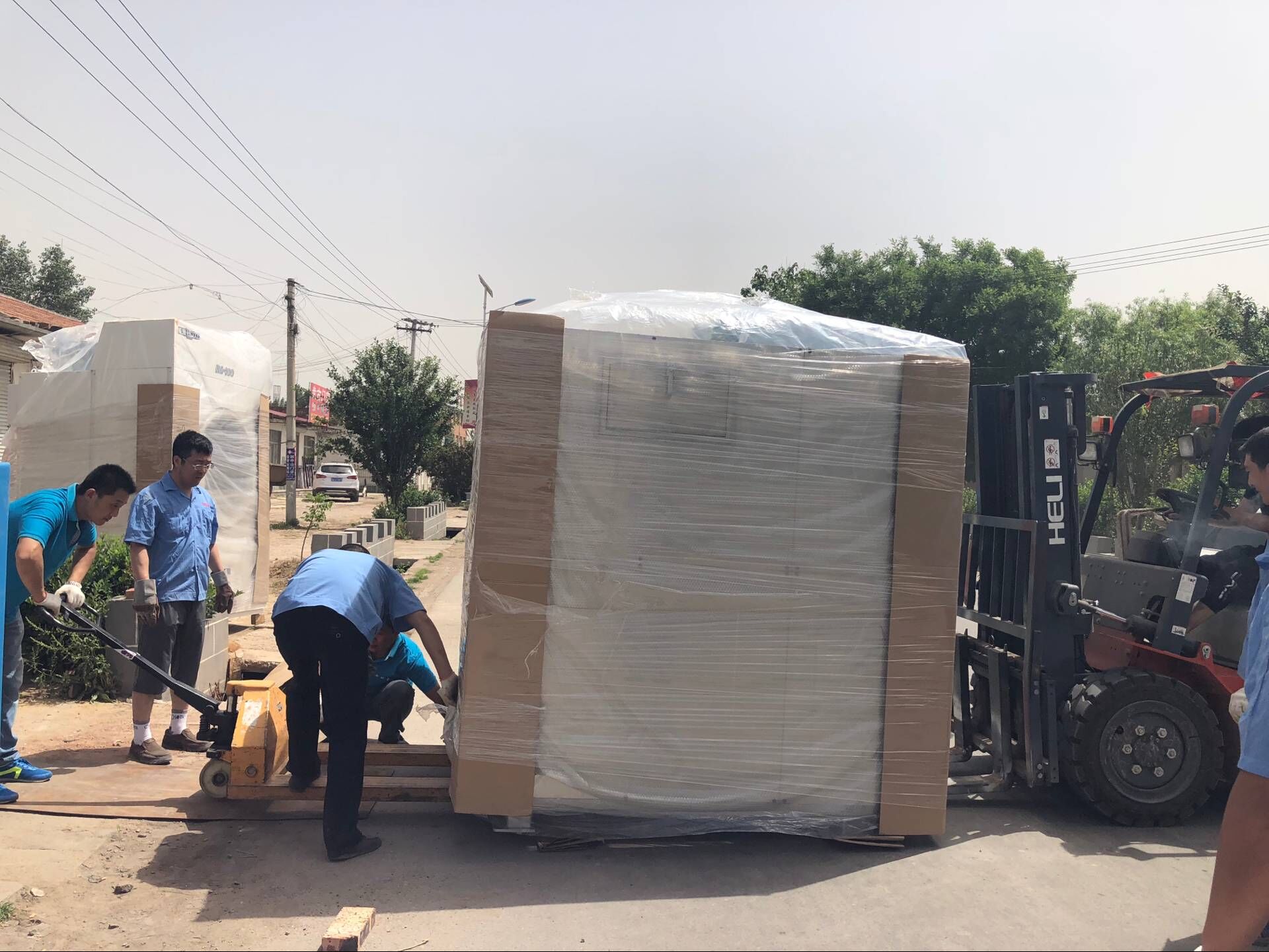 水洗廠(chǎng)設(shè)備送貨既辛苦又快樂(lè)